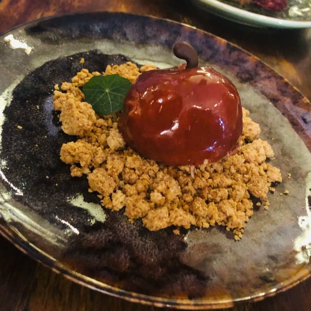 Foto del piatto “Pastel de manzana con mousse de chocolate blanco y crumble de almendra”