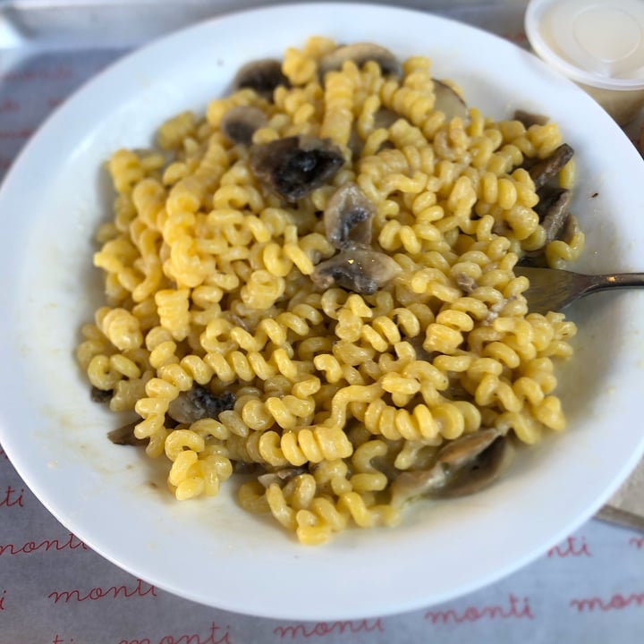 photo of Monti Bar de pastas Fusillis Con Crema Y Hongos shared by @ayma09 on  21 May 2022 - review