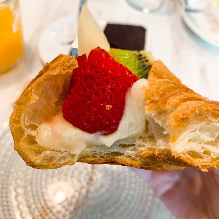 photo of La Patisserie brioche vegana alla frutta shared by @vegansofveneto on  24 Jun 2022 - review
