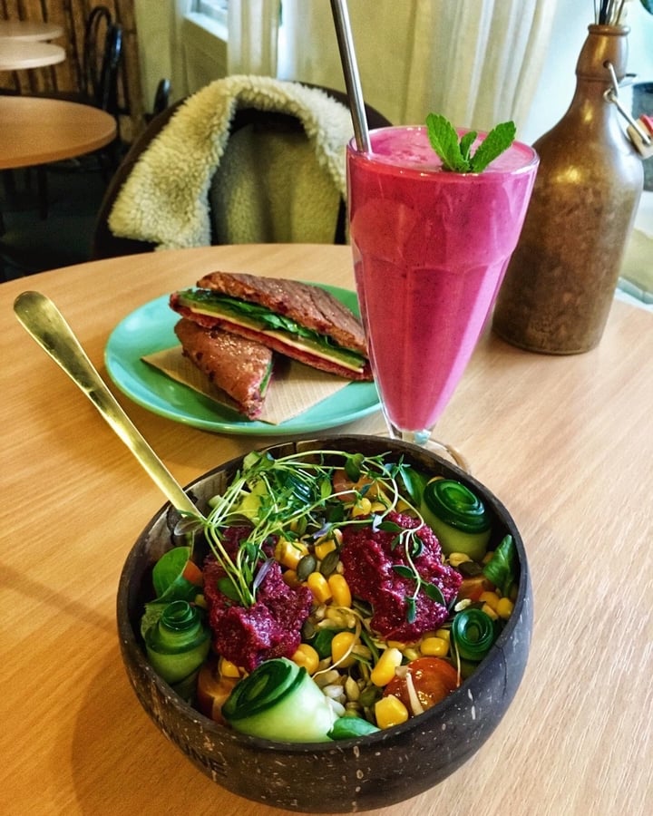 review photo of Lisanna - Vegan Coffee Shop Flower bed salad, The next morning grilled sandwich & a “Pink semolina” smoothie shared by @sksaarik on 06 Dec 2020 - review