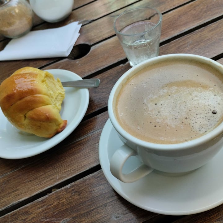 photo of Raymundo Café Vegan Café Con Leche De Almendras Y Medialuna Veggie shared by @dbl on  09 Nov 2022 - review