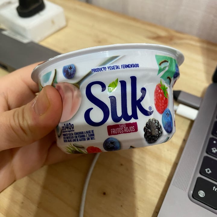 photo of Silk yogurt Almondmilk Strawberry Yogurt shared by @sabrinasilvero on  12 Nov 2022 - review