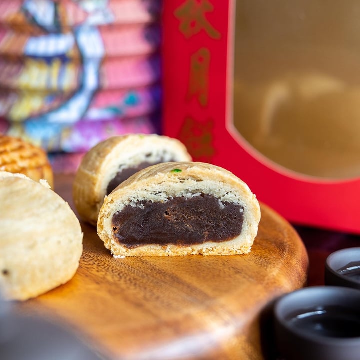 review photo of 108 Vegetarian Foods Pte Ltd Coffee Mooncake (Crispy Skin) shared by @theherbivorefrog on 02 Sep 2022 - review