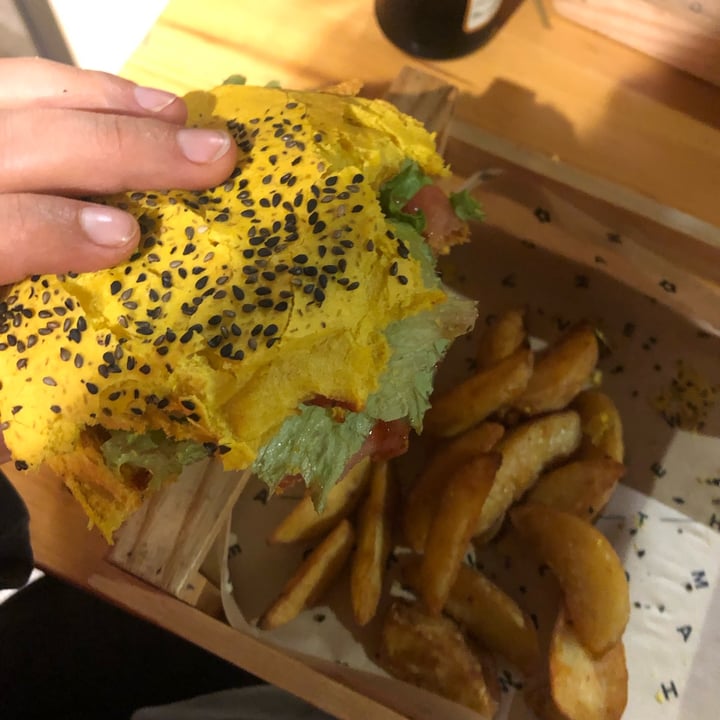 review photo of Flower Burger Spicy Cecio shared by @unamoracheabbonda on 27 Oct 2022 - review