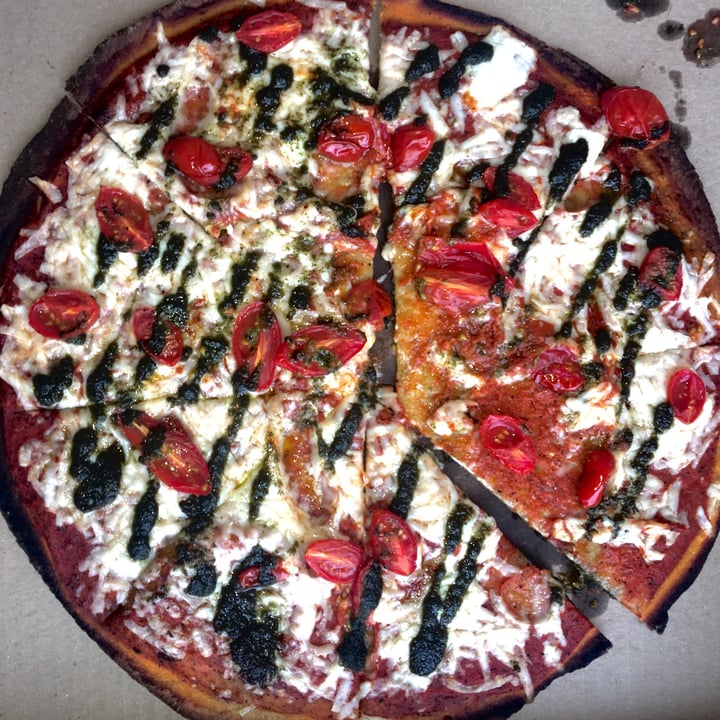 photo of Vegan style Pizza Margarita shared by @marianavalevrg on  16 Jun 2021 - review