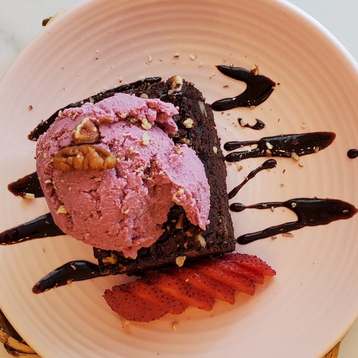 photo of La Pitahaya Vegana Brownie con helado de frutos rojos shared by @eriluc on  20 Jun 2021 - review