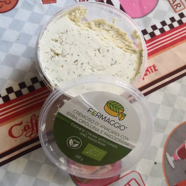 photo of Fermaggio Cremoso di anacardi con erba cipollina e maggiorana shared by @gingervegtruck on  23 Feb 2022 - review