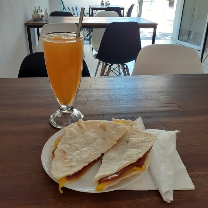 photo of Raymundo Café Vegan tostado árabe de jamón y queso shared by @unaherbivora on  20 Dec 2021 - review