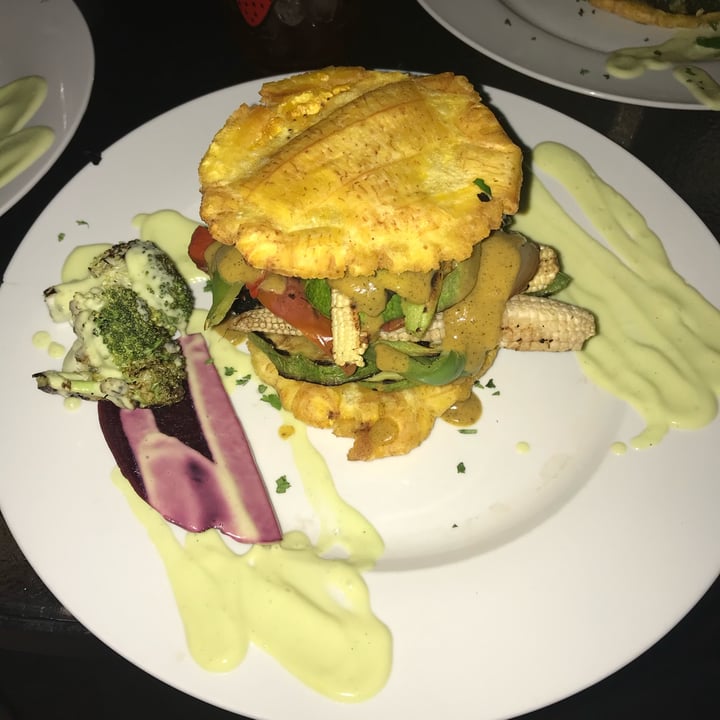 photo of Tostometro| Restaurantes en Granada Nicaragua Tostones Burger shared by @wonkycatz on  15 Mar 2022 - review