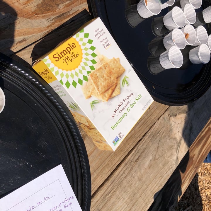 photo of Simple Mills Rosemary & salt almond flour crackers shared by @rheller on  13 Mar 2021 - review