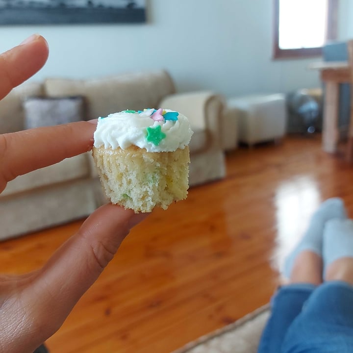 photo of Woolworths Food 9 Vanilla Confetti Cupcakes shared by @lizadewet on  09 Nov 2021 - review