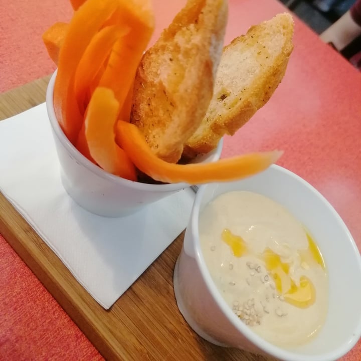 photo of hoop bagel & salad Hummus shared by @mirtill on  14 May 2022 - review