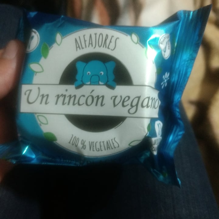 photo of Un Rincón Vegano Alfajor Triple Black Premium shared by @moira on  19 Sep 2020 - review