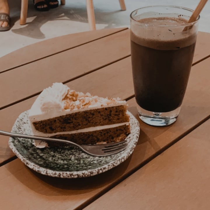 photo of Hvala Craig Road Banana Peanut Butter Walnut Cake and Hojicha Latte shared by @hanenz on  19 Sep 2021 - review