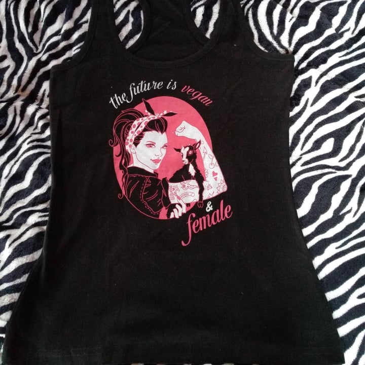 photo of El Sueño de Jill tienda solidaria Camiseta the future is vegan shared by @ardora on  14 Jun 2021 - review