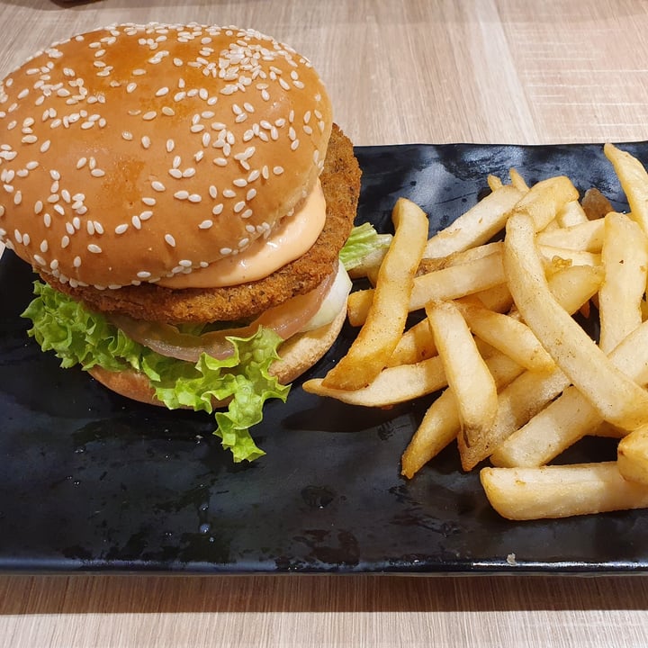 photo of Greendot Junction 8 Andalusian Tomato Sauce Soy Burger shared by @shengasaurus on  14 Mar 2021 - review