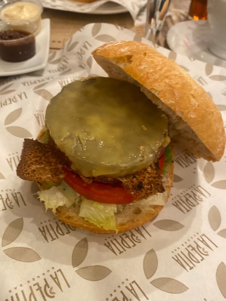 photo of La Pepita Burger Bar - Santander Hamburguesa Vegana Beyond Burger shared by @the2clocksgirl on  02 Dec 2019 - review