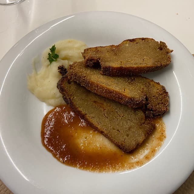 Foto del plato “Escalopes de seitan con membrillo y puré de patatas”