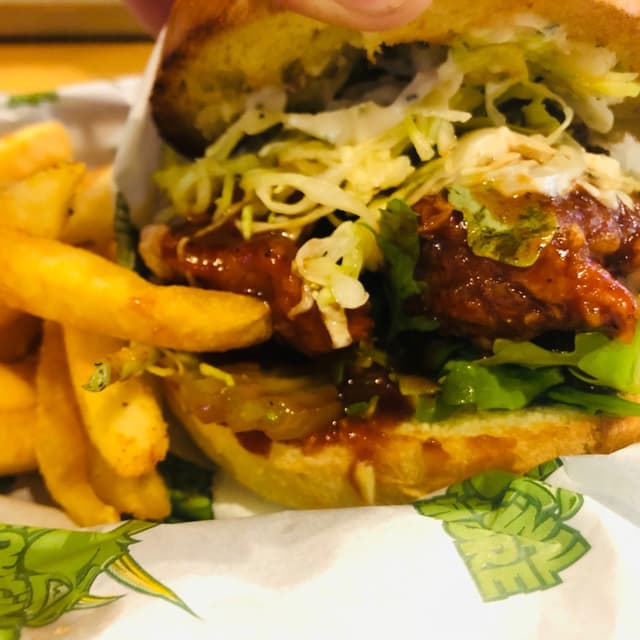 菜肴“BBQ Lime Chick'n Sandwich w/ fries”的照片