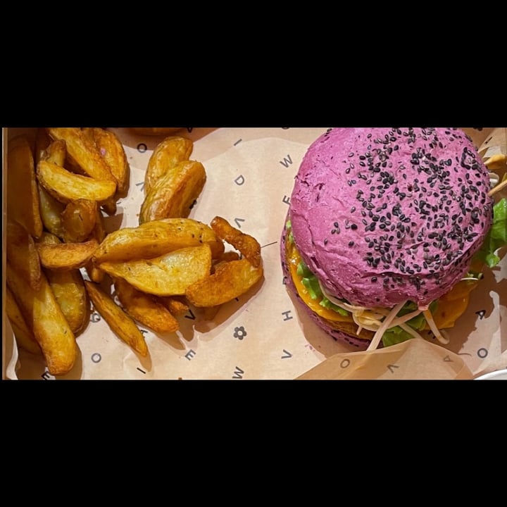 photo of Flower Burger Butterfly Burger shared by @giuliabano on  29 Sep 2022 - review