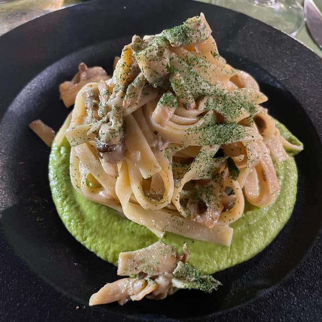 菜肴“Tagliatelle al farro con grano Senatore Cappelli,crema di zucchine e basilico,porcini freschi e polvere di prezzemolo”的照片
