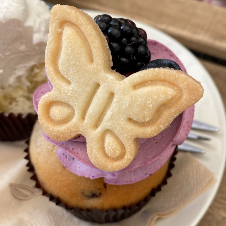 photo of Tauer Bakery Cupcake Violetta shared by @elenuriss on  07 Jun 2022 - review
