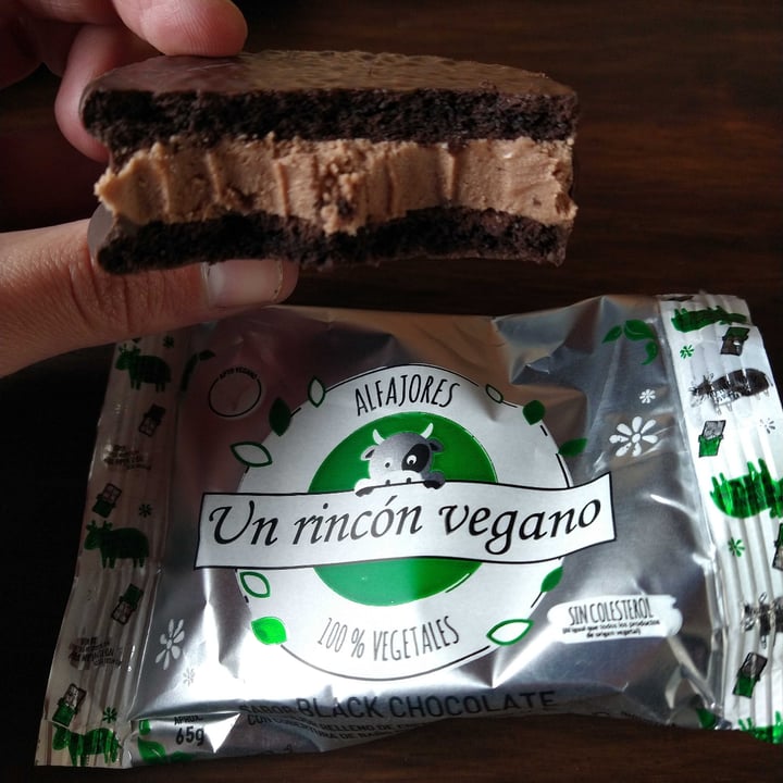 review photo of Un Rincón Vegano Alfajor Black Chocolate shared by @ariantimo on 24 Jul 2021 - review
