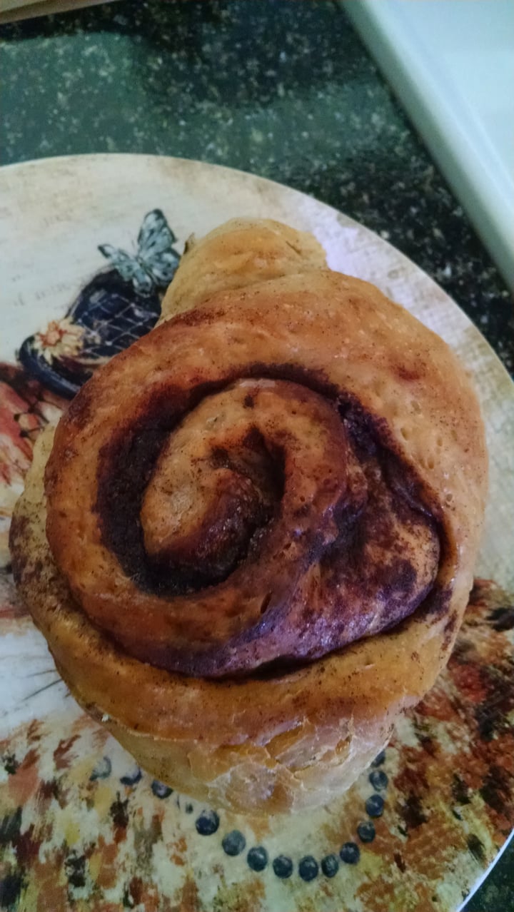 review photo of Allie's Vegan Pizzeria & Cafe Cinnamon roll shared by @fwivo on 09 Jul 2018 - review