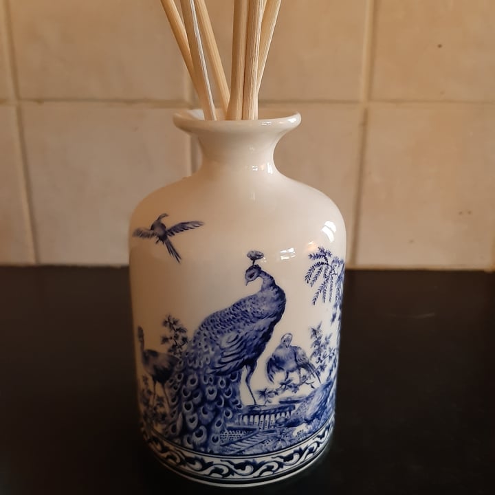 photo of julie clarke candles Reed Diffusor shared by @animalfriendly on  18 Dec 2022 - review