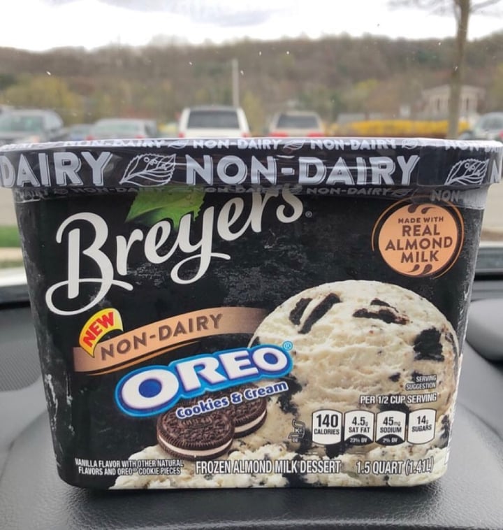 photo of Breyers Non-Dairy Oreo Cookies and Cream Ice Cream shared by @plantpoweredpisces on  15 Oct 2019 - review