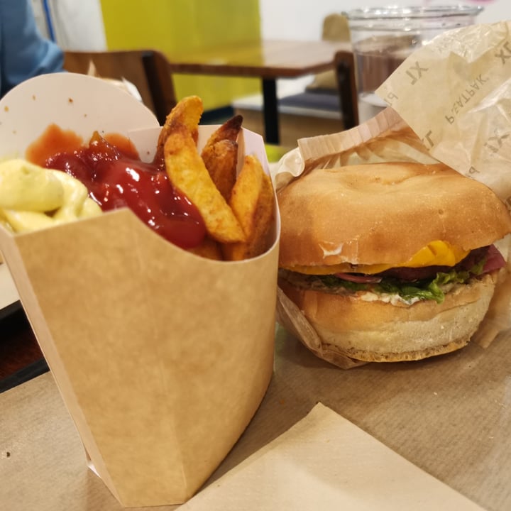 review photo of Hank Burger Sergent Pepper shared by @gloirevoir on 05 Oct 2022 - review