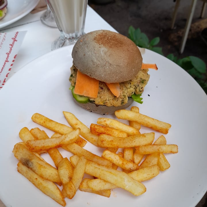 photo of Vegamo MX Falafel Burger shared by @omar0505 on  18 Aug 2021 - review