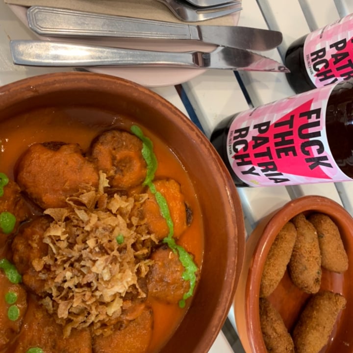 review photo of La Oveja Negra taberna vegana. Chorizo a la sidra y croquetas de puerro y calabaza shared by @nrabaneda on 01 Jan 2022 - review