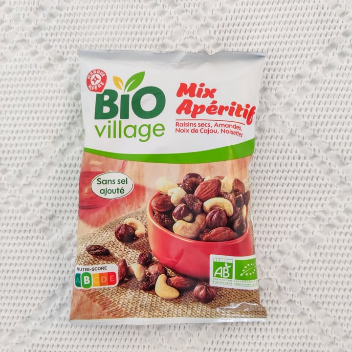 photo of Bio Village Mix apéritif Raisins secs, Amandes, Noix de cajou, Noisettes shared by @azzulan on  03 May 2022 - review