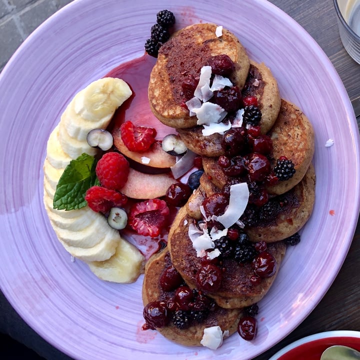 photo of Equilibrium Cafè Brvnch&Coffee Pancakes Con Frutos Rojos Y Platano shared by @izaskunquilez on  16 Dec 2020 - review