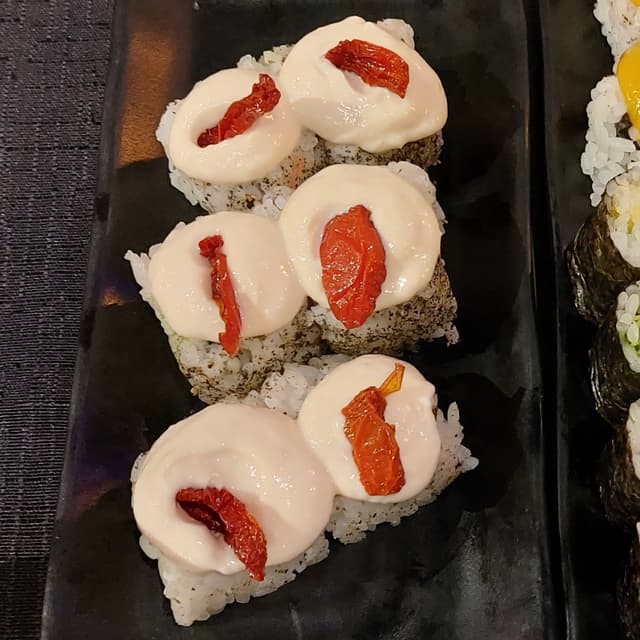 菜肴“Hosomaki crema di tofu e pomodori secchi”的照片