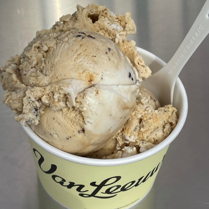 photo of Van Leeuwen Ice Cream Cookies & Cream Caramel Swirl shared by @ekelcem on  02 May 2021 - review