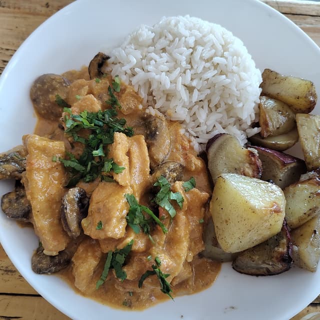 Photo of the dish “Strogonoff de tofu e cogumelos com batatas assadas e arroz branco”