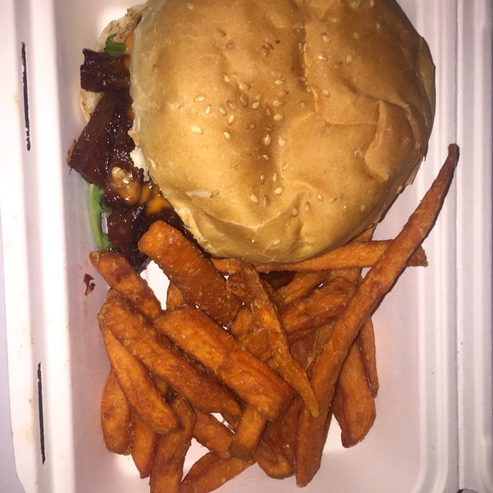 photo of Kaylee's Eatery BBQ Sticky Rib burger shared by @vibrantvegan on  01 Jun 2021 - review