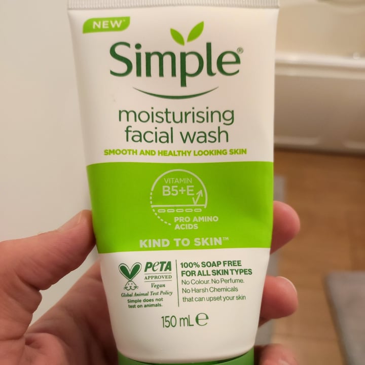 photo of Simple Moisturising facial wash shared by @pedrofortini on  01 May 2022 - review