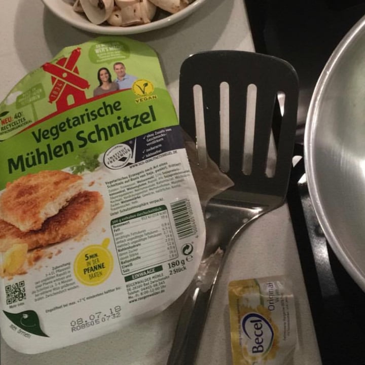 photo of Rügenwalder Mühle Vegane Mühlen Schnitzel shared by @thefoodietakesflight on  13 Feb 2021 - review