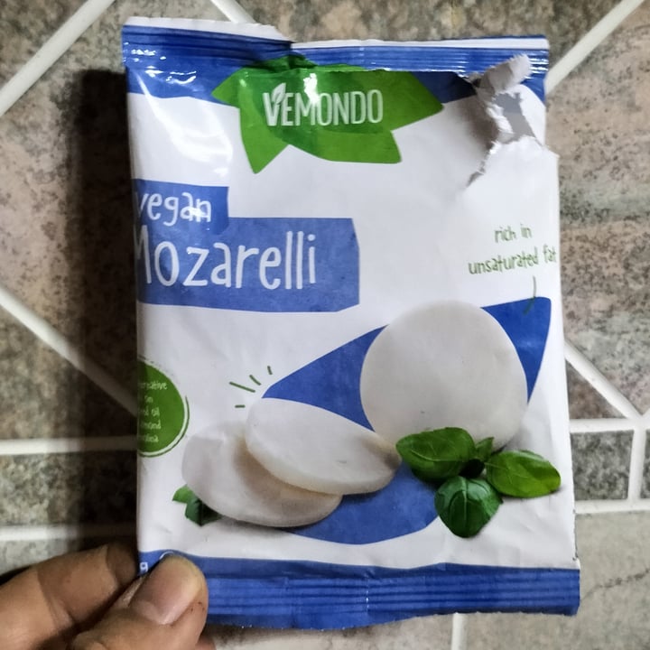 photo of Vemondo  Vegan Mozzarelli shared by @sebarock on  07 Aug 2022 - review