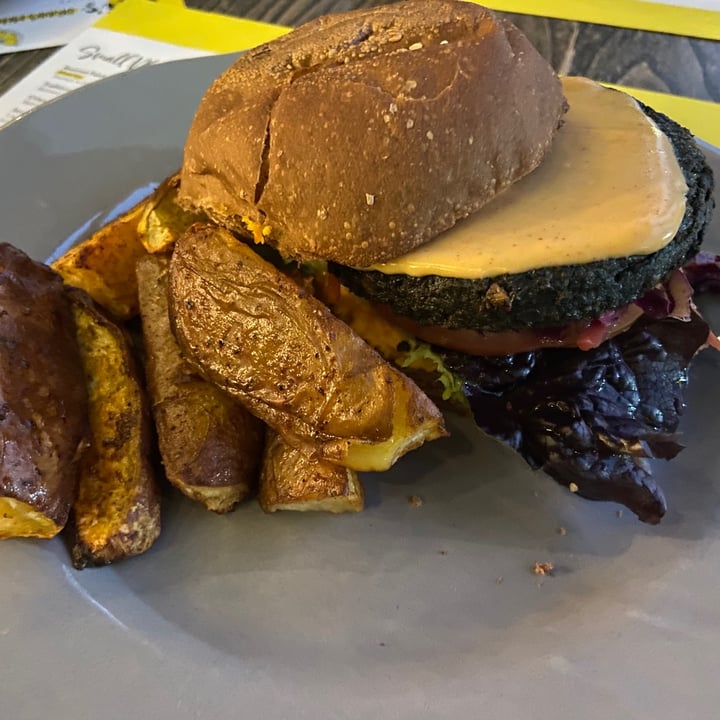 photo of Lexi's Healthy Eatery Activated Charcoal Burger shared by @plantbasedstorm on  29 Aug 2021 - review