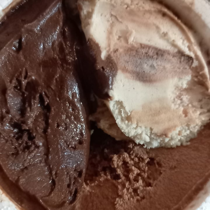 photo of Lucciano's Diagonal - La Plata Helado Chocolate 70%cacao, Avellana shared by @florpa on  20 Feb 2022 - review