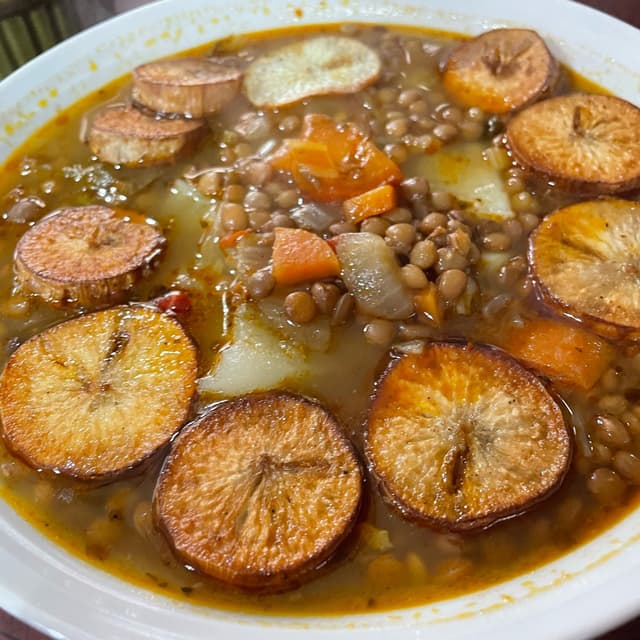 菜肴“Guiso De Lentejas Con Mandioca Frita”的照片