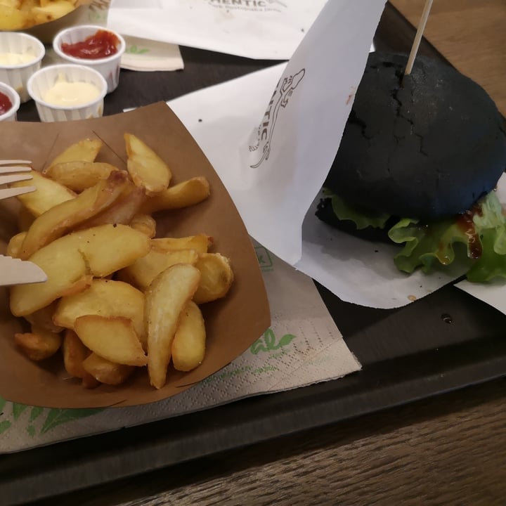 photo of Magdalena Food & Fun Vegan Burger shared by @lollelaura on  09 Dec 2021 - review