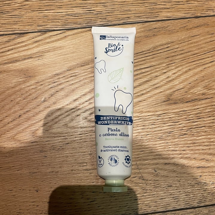 review photo of La Saponaria Dentifricio Wonderwhite Menta&Carbone shared by @erikarabbi on 06 May 2022 - review