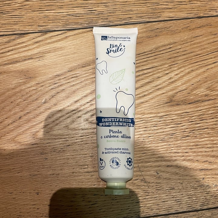 photo of La Saponaria Dentifricio Wonderwhite Menta&Carbone shared by @erikarabbi on  06 May 2022 - review