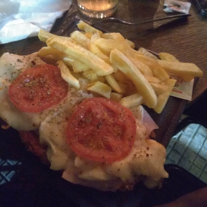 photo of Pola Milanesa Con Jamón, Queso Y Tomate shared by @micaelaeluneynassi on  19 Dec 2021 - review