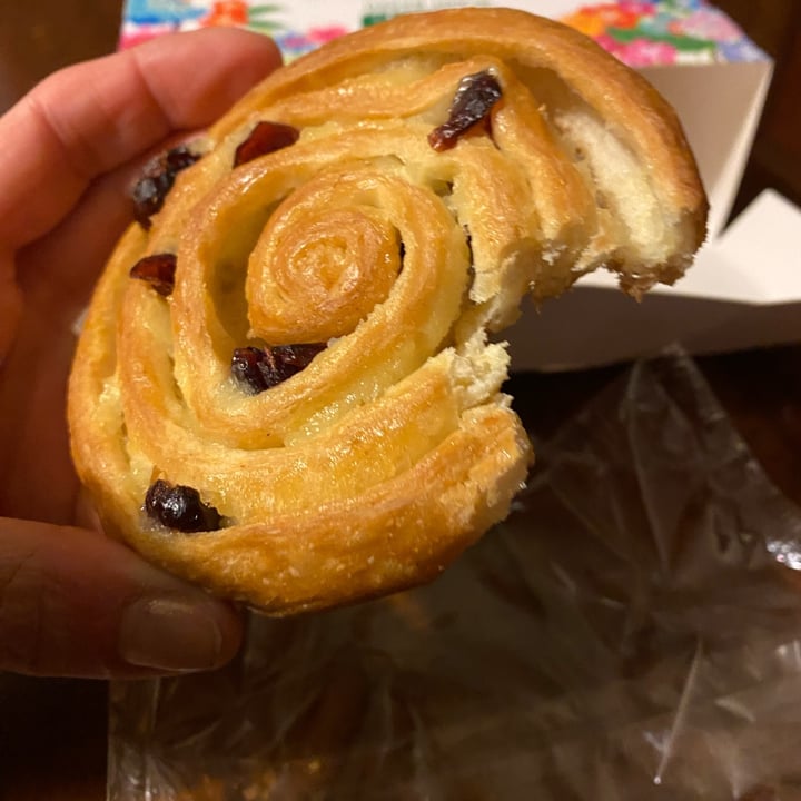 photo of italian green bakery Rotelle Con Crema E Mirtilli Rossi shared by @whatthefuck on  02 Dec 2022 - review